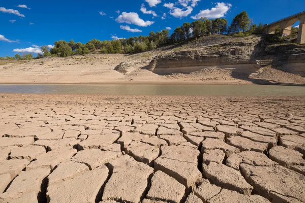 Засуха в испанском водохранилище с низким уровнем воды — стоковое фото