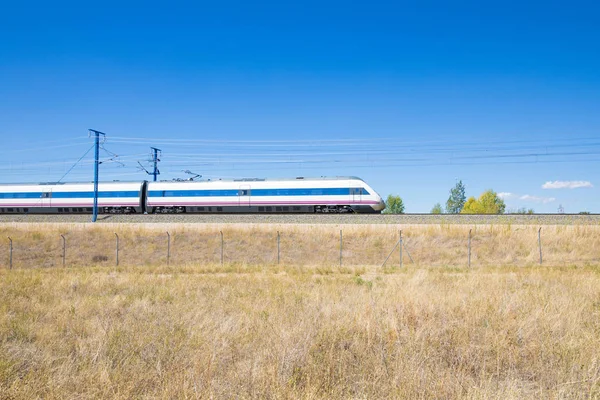 Lokomotive des Zuges auf dem Land — Stockfoto