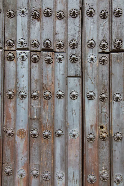 Узор в старинной деревянной двери — стоковое фото