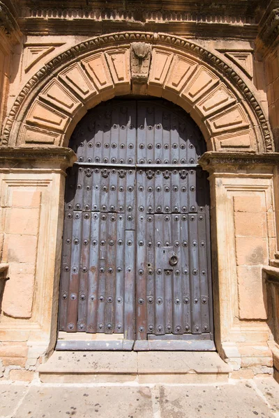 Hölzerne alte Tür der Kirche San Mateo in banos de la encina — Stockfoto