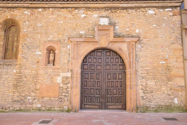 Sokakta Oviedo şehir antik kapı — Stok fotoğraf