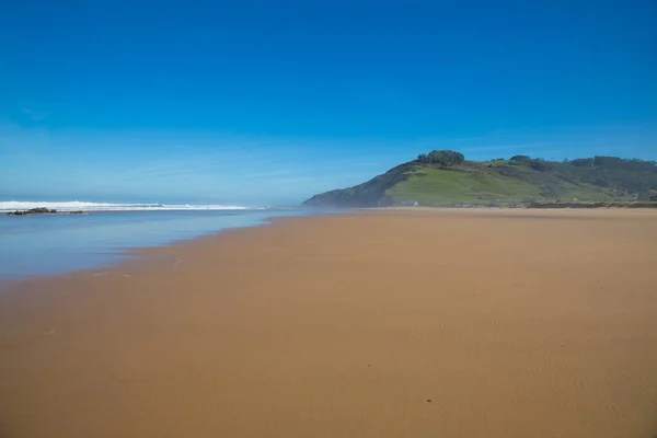 Beautiful big beach with sand mountain sea and blue sky in Astur — Stock Photo, Image