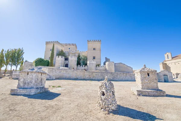 Chimneys on the floor and castle in Ampudia — Stock Photo, Image