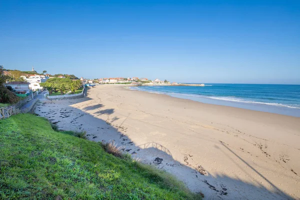 Comillas strand met blauwe hemel in Cantabrië — Stockfoto