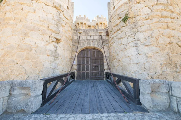 Deur van het kasteel in Ampudia — Stockfoto