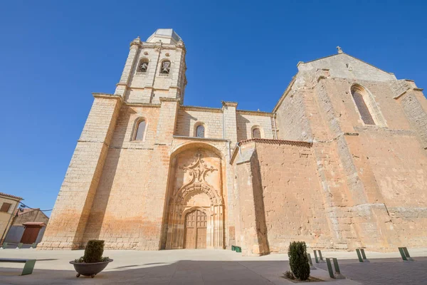 Facciata della chiesa dell'Assunzione a Melgar de Fernamental in B — Foto Stock