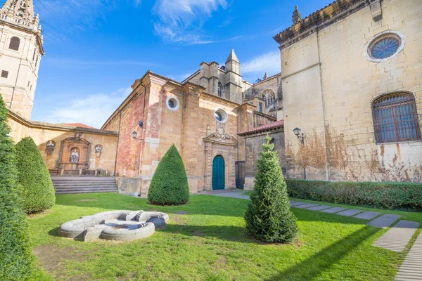 Garden next to cathedral in Oviedo street — Stock Photo, Image