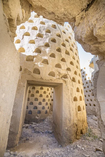 Insidan förstört dovecote lera byggnad i Ampudia — Stockfoto