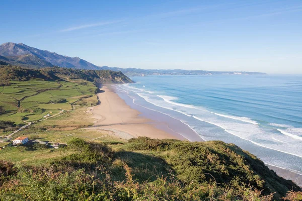 Playa La Vega con cielo azul en Asturias —  Fotos de Stock