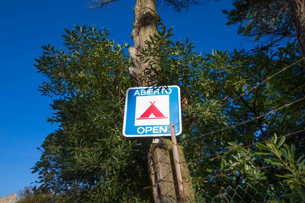 Zeichen des offenen Zeltes in einem Baum — Stockfoto