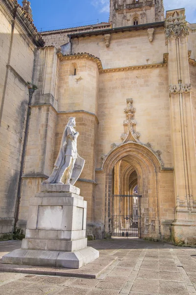 Pomnik króla Asturii Alfonso Ii obok katedry — Zdjęcie stockowe