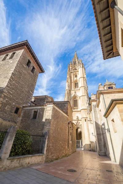 Torre de catedral en la ciudad de Oviedo —  Fotos de Stock