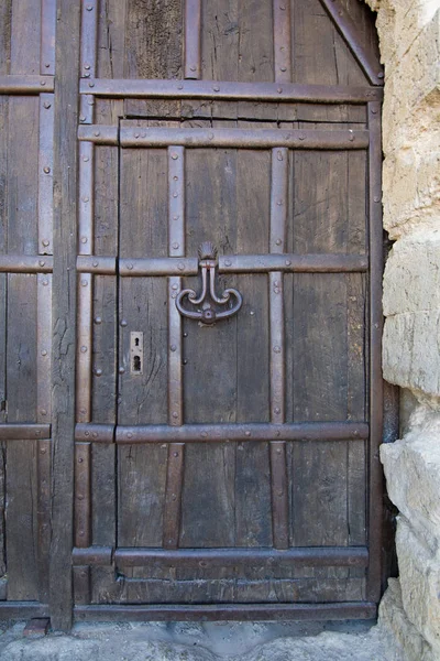 Porta de madeira e antigo batedor do castelo — Fotografia de Stock