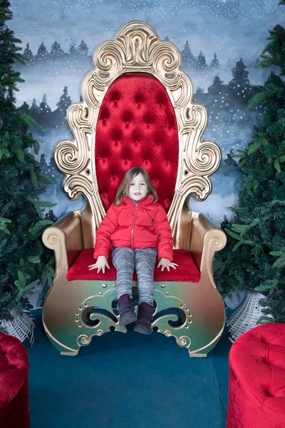Dziecko siedzi na tronie złote i czerwone — Zdjęcie stockowe