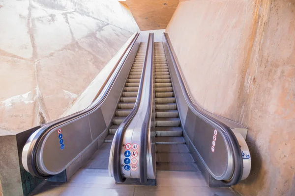 Escalator going up to upper Toledo city — Stock Photo, Image