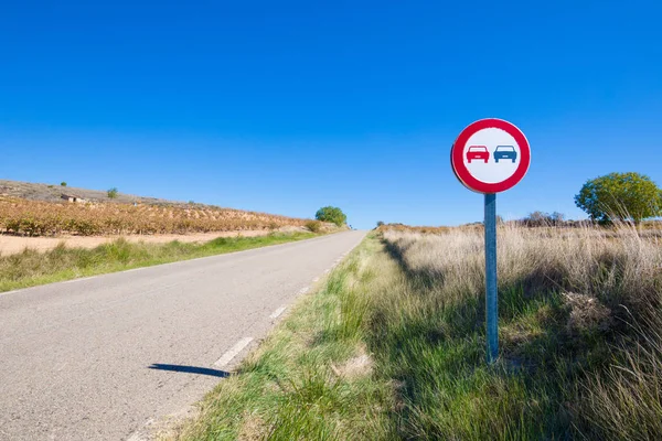 Ninguna señal de adelantamiento en la carretera rural — Foto de Stock