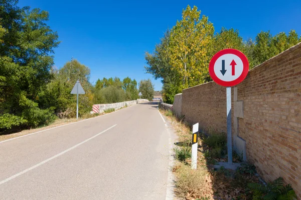 Señal de paso prioritaria en carretera rural estrecha — Foto de Stock