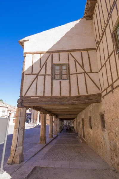 Ancient house in arcaded main square of Penaranda de Duero — Stock Photo, Image