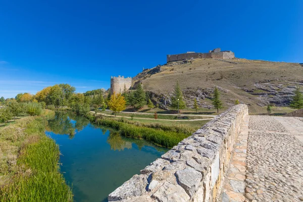 Pont rivière et ruines du château à Burgo de Osma — Photo