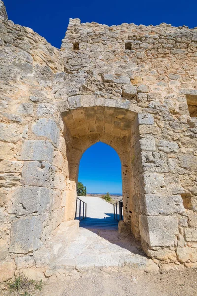 Porta nel castello di Penaranda de Duero — Foto Stock