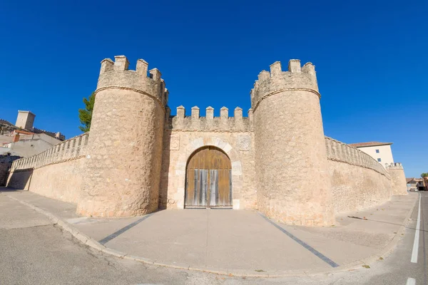 Dörren till antika vägg i Penaranda de Duero village — Stockfoto