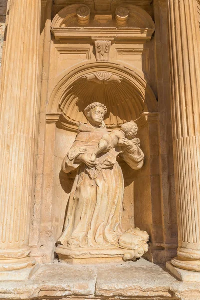 Zakonnik z rzeźbą dziecko w Penaranda de Duero — Zdjęcie stockowe