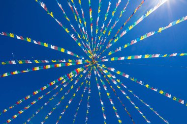 çok renkli Tüller mavi gökyüzünde asılı