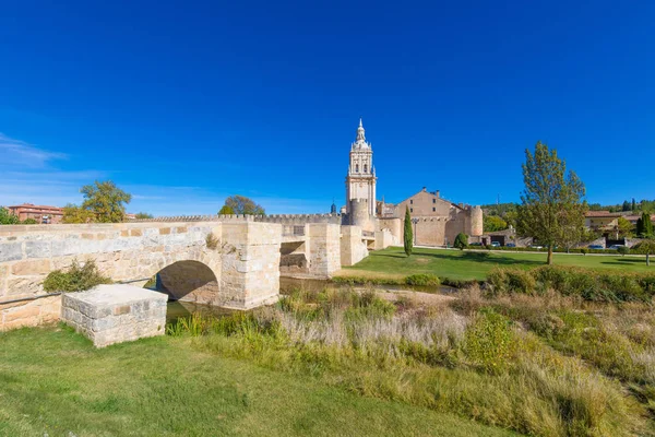 Keskiaikainen silta ja Burgo de Osma kaupunki — kuvapankkivalokuva
