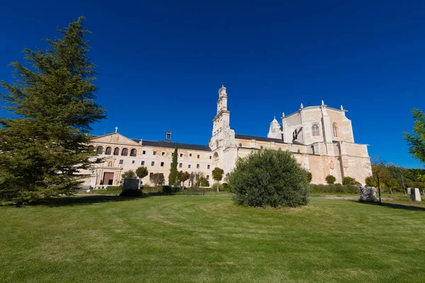 サンタ マリア デ ラ Vid 修道院の側面図 — ストック写真