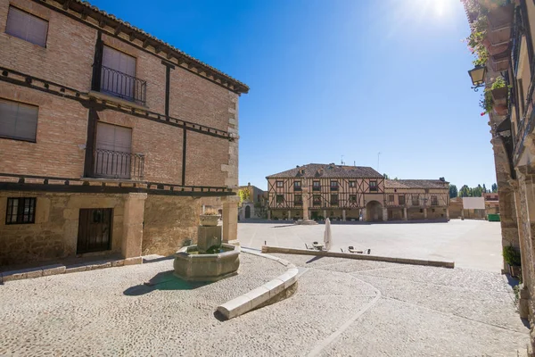 Rua e praça principal na aldeia de Penaranda de Duero — Fotografia de Stock