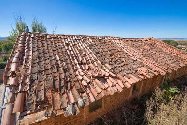 Dach mit kaputten Ziegeln eingedrückt lizenzfreie Stockfotos