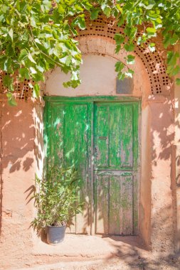 tuğla ve adobe ile inşa evin ahşap yeşil kapı
