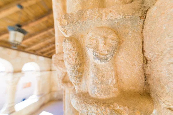 Płaskorzeźba rzeźby w kościele San Miguel w San Esteban de Gorm — Zdjęcie stockowe