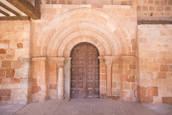 Porte extérieure de l'église Saint Michel à Ayllon — Photo