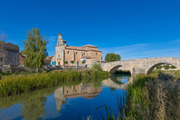 Iglesia de Santa Cristina y pasarela romana en Burgo de Osma Imagen de archivo