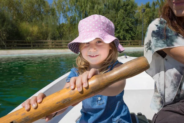 Kleines Mädchen paddelt in einem Boot — Stockfoto