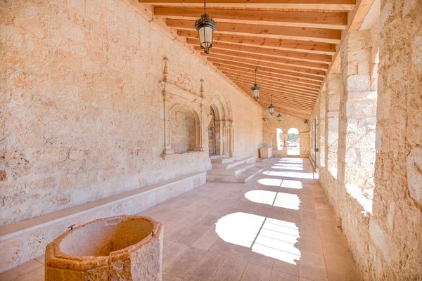 Pórtico galeria de igreja Virgem Rivero em San Esteban de Gormaz — Fotografia de Stock