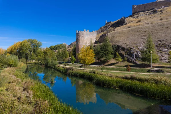 Rzeka wieży ruin zamku w Burgo de Osma — Zdjęcie stockowe