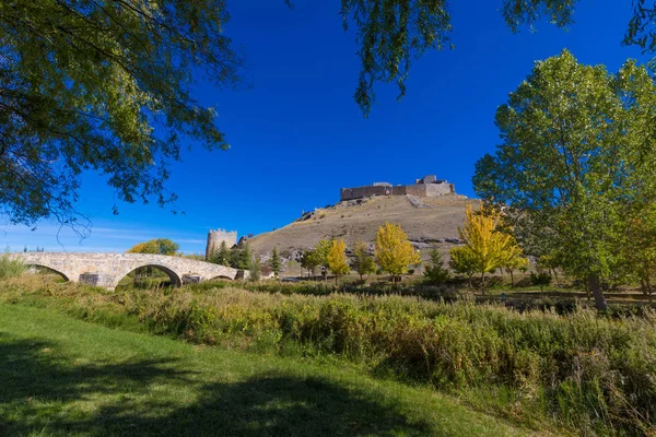Krajina s římský most a zřícenina hradu v Burgo de Osma — Stock fotografie