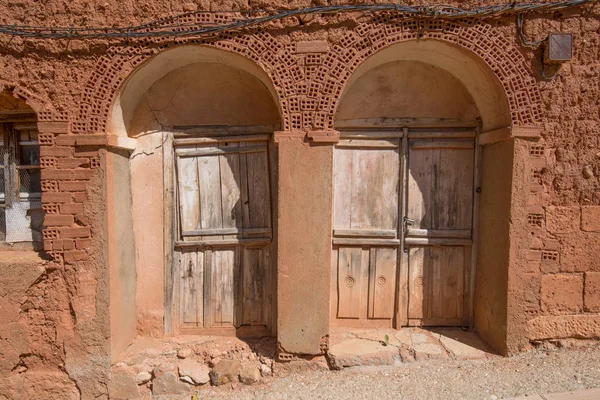 Two ancient doors of house built with clay and adobe bricks — Stock Photo, Image