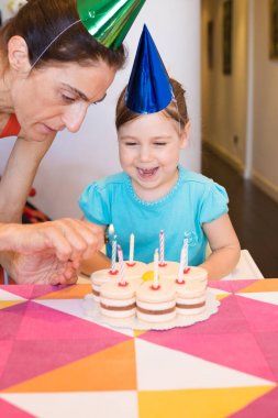 doğum günü pastası ve çocuk gülümseyen kadın aydınlatma mum
