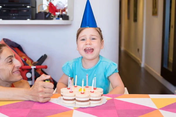 Kleines Kind mit Party-Kuchen schreit — Stockfoto