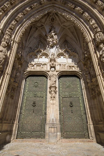 Detail der seitlichen Tür Kathedrale in toledo vertikal lizenzfreie Stockbilder