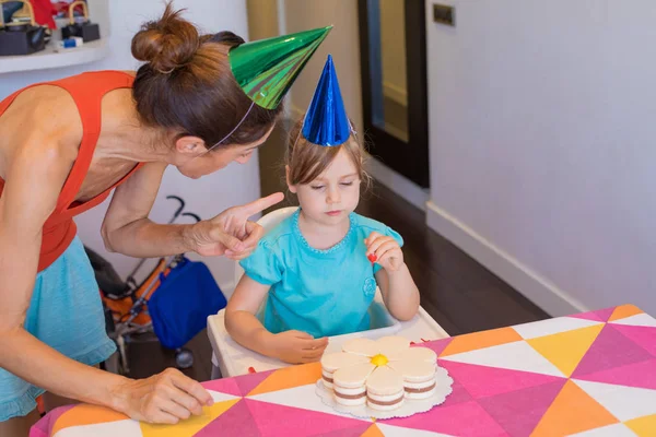 Frau beschimpft kleines Kind auf Party — Stockfoto