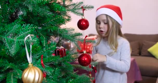 Vier Jaar Blond Schattig Kind Met Rode Kerstman Hoed Het — Stockvideo