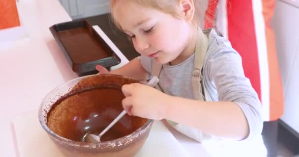 Hongerige Vier Jaar Oud Meisje Eten Chocolade Cacao Crème Met — Stockvideo