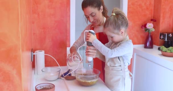 Niña Cuatro Años Con Coleta Batiendo Con Batidora Eléctrica Madre — Vídeo de stock