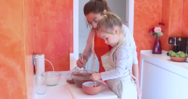 Mujer Madre Batiendo Con Mezclador Niña Cuatro Años Con Coleta — Vídeo de stock