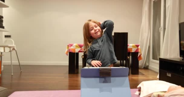 Cztery Lata Blondynka Cute Dziecko Oglądając Tablet Śpiewając Tańcząc Drewniany — Wideo stockowe