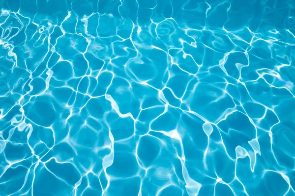 Eau bleue dans la piscine avec fond ondulé — Photo